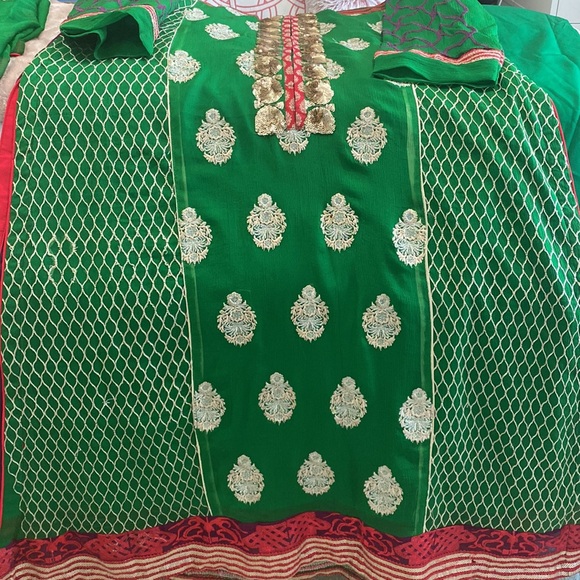 Beautiful Pakistani 3 Piece Suit - Picture 3 of 8